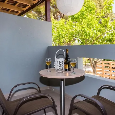 Apartament Mouria 2 *